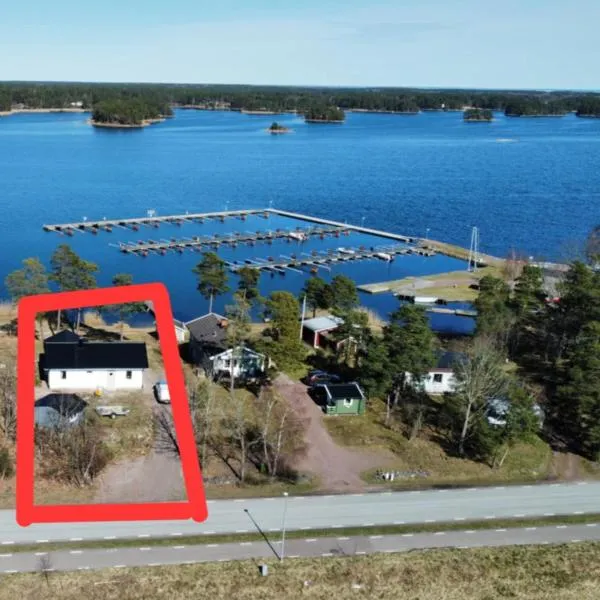 Modernt fritidshus med havsutsikt Mönsteråsviken, hotel v destinaci Mönsterås
