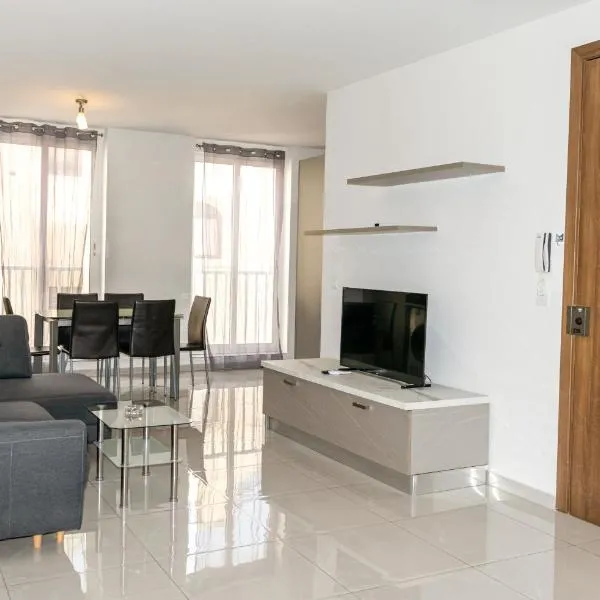 Spacious & Bright Apartment in Sliema Near Shops and Sea, готель у Слімі