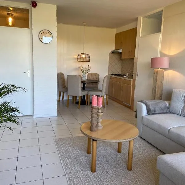 Sfeervol en gezellig gelegen appartement op Texel, hotelli kohteessa De Koog