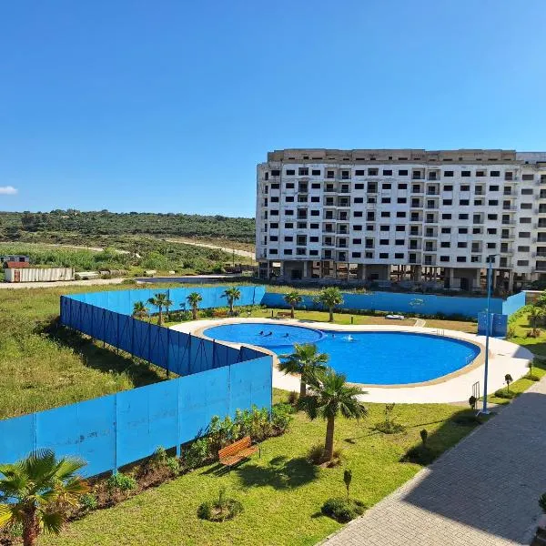 Bel appartement climatisé, avec piscine et parking souterrain gratuit, à deux pas de la mer, Hotel in Tanger
