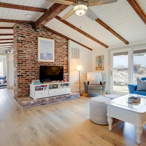 Steps to Beaches & Main Street: Hyannis Retreat, hotelli kohteessa Hyannis