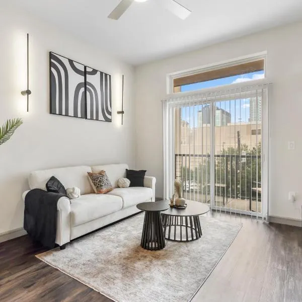 Downtown Modern Elegance Suite with Free Parking, Pool, WIFI and a King Bed, hotel v destinaci Houston