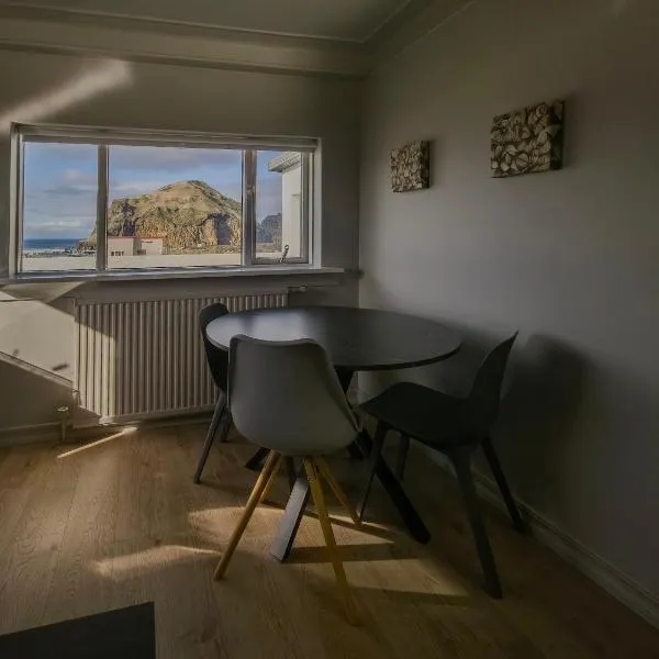 Bright flat with stunning view!, hotel en Vestmannaeyjar
