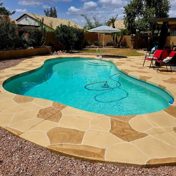 Cozy home with pool, fire table, BBQ, RV parking, hotel v destinaci Mesa