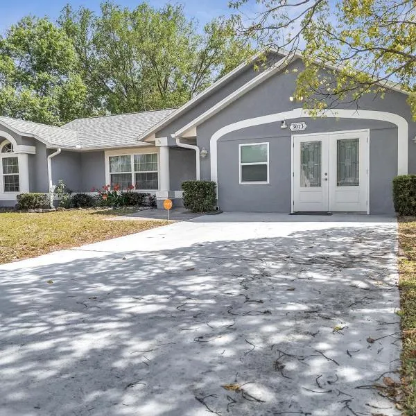 Entire House with Hot Tub Close to Orlando Disney and Beach, hotel in Deltona