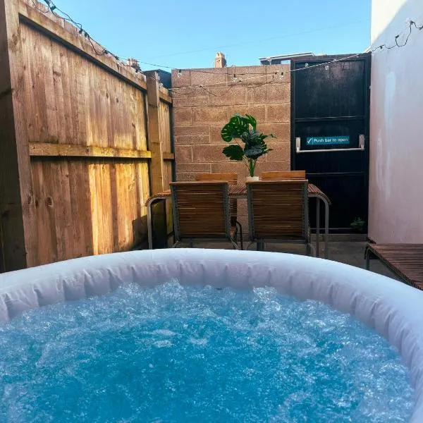 Duplex Stay With Hot Tub Opposite Stadium, hotel in Cardiff