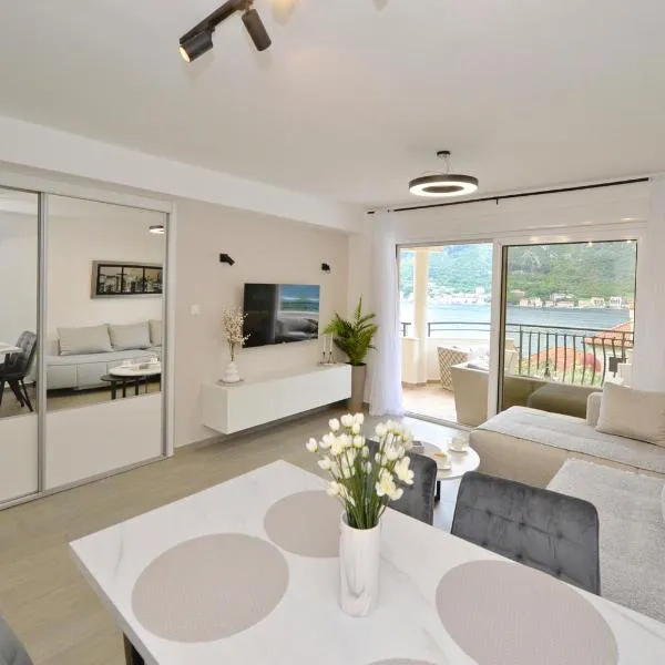 SEA VIEW apartment 2km from the Old Town of Kotor, hotel v destinaci Dobrota