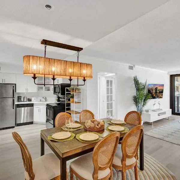 Beachside Condo with Resort Amenities, Including Pools, Gym, and Bathtub 708, hotel di Miami Beach