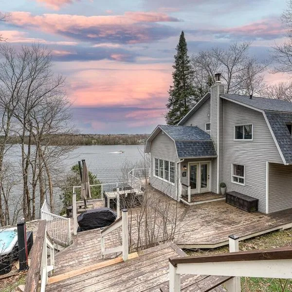 Cozy Lakefront Chalet near Magog, hotel di Austin