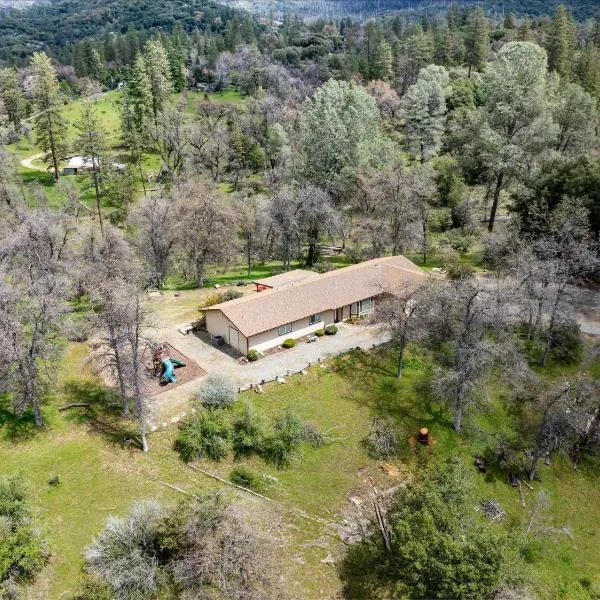 Scenic Serenity 50 acres/hot tub/game room, hotel in Oakhurst