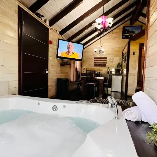 בורקאי - בקתות פיליפיניות עם בריכה פרטית, hotel em Bruchim Qela' Alon