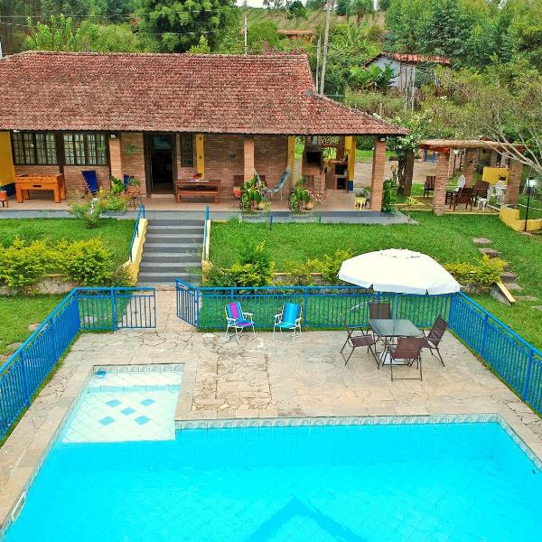 Sítio com piscina e lago
