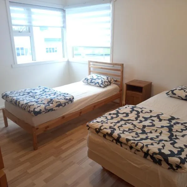 Your budget-friendly room with private bathroom!, hotel v destinaci Vestmannaeyjar