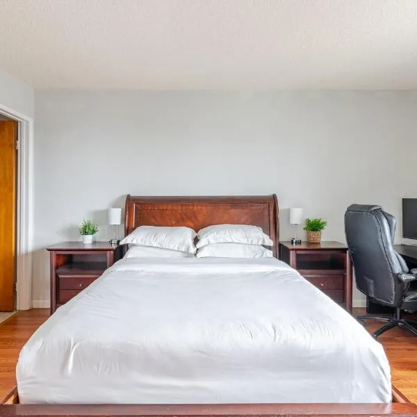 Cozy and Secure 3-Bedroom, 2-Bath Unit with 6 Beds and Beautiful Bay View, hotel v destinaci Albany