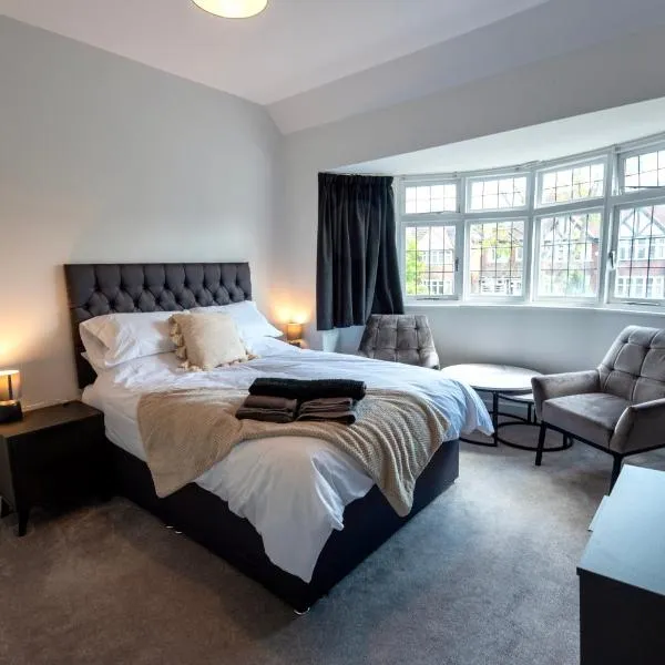 Double room in brand new 5 bed home with WiFi and TV BW Room 1, hotel v destinaci Solihull