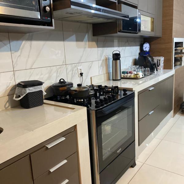 Casa espaçosa, toda climatizada, com piscina, área gourmet, playground