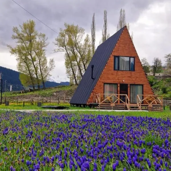 Mestia Sunrise Cottage - 3BR Mountain Retreat, hotel v destinaci Mestia