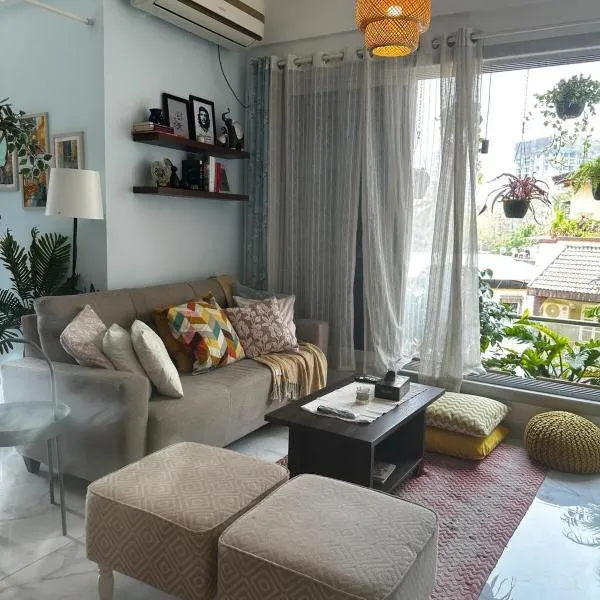 Stay-by-the-bay, 2bed garden apt with lounge bdrm, hotel v Bombaji