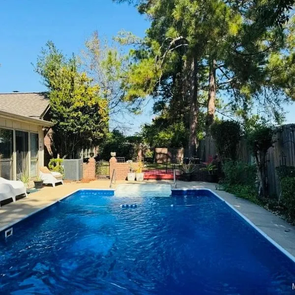 Grandmama's House with Pool, khách sạn ở Montgomery