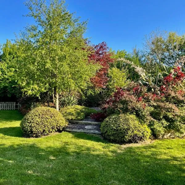 The Conifers Studio Apartment With Private Garden, hotel v destinaci Wexford