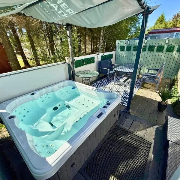 Private Hot Tub & Spacious Decking Area in Northumberland, Dog-Friendly, Free Golf Access, hotel v destinaci Swarland