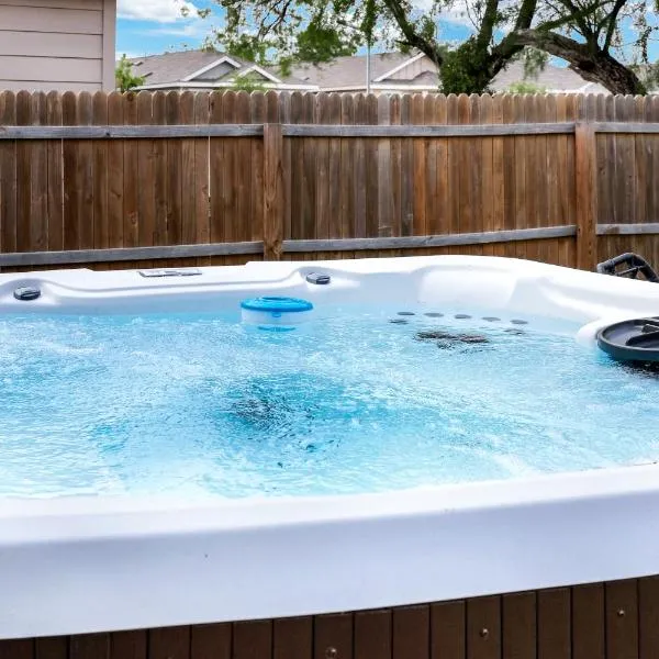 Hot Tub Getaway Nr Missions Park BBQ Yard Games, hotel en San Antonio
