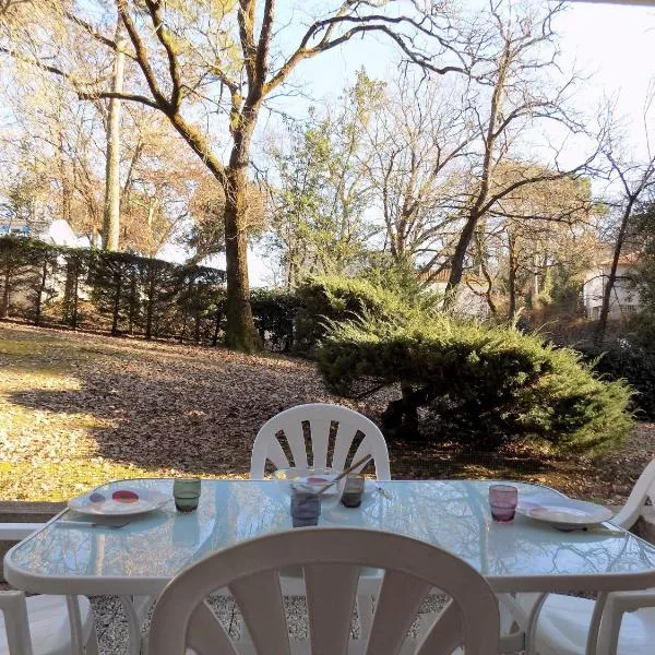 Saint Georges de Didonne - STUDIO CABINE - résidence boisée proche PLAGE, hotel i Saint-Georges-de-Didonne