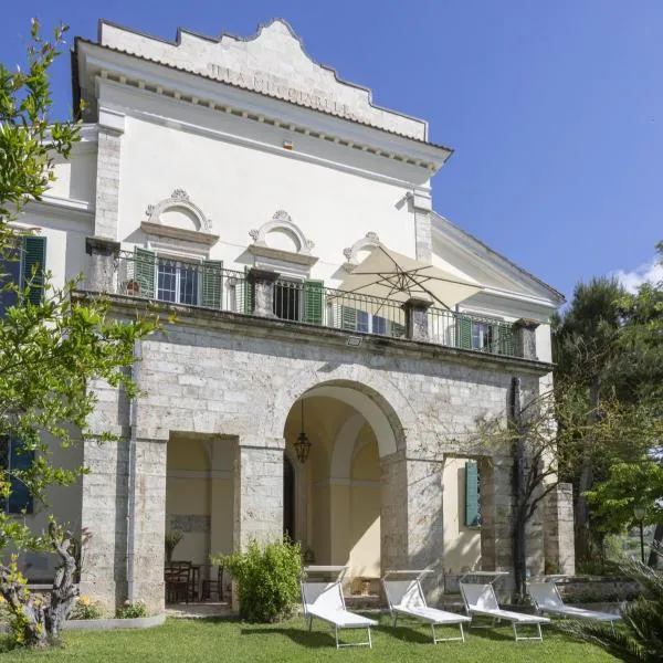 Entire Private Floor in an 1800s Frescoed Villa with Historic Park - Villa Mastrangelo, hotel v destinaci Colli del Tronto