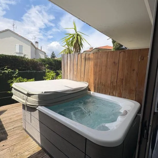 Hotel Sable Et Soleil - Port, Plage et Jacuzzi Privé – hotel w Fréjus