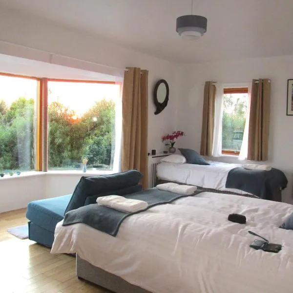 Seaview and Sunsets, Entire place, private entrance, Large Bedroom, Full kitchen and bathroom, hotel v destinaci Ennistymon