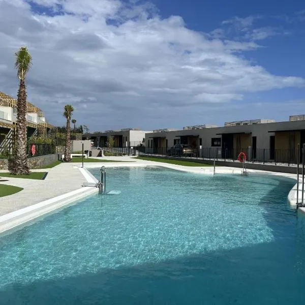 Spacious Beach House in Malaga-Cala de Mijas, amazing see view, 3 bedroom, garden & Common Pool, hotel in Málaga