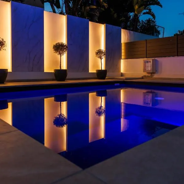 Cozy Breeze - Chic villa with amazing pool & bbq, hotel v destinaci Alethriko