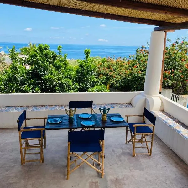 Casa Mandarino - central, see view and silence, hotelli kohteessa Stromboli