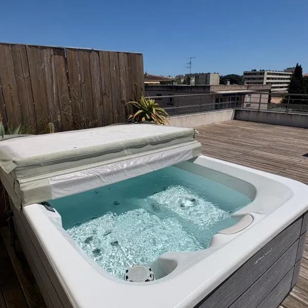 Hotel Sable Et Soleil - Port, Plage & Jacuzzi privé, hotel v destinaci Fréjus