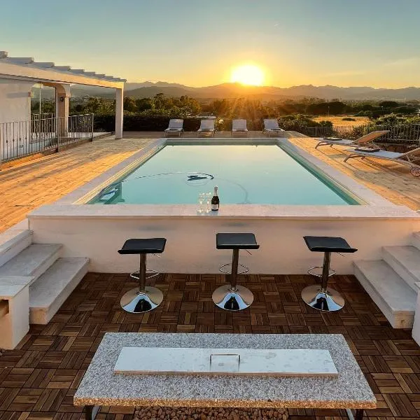 Villa Allegria, romantic luxury 300m from the beach, heated pool, firepit and sauna, hotel in Tanaunella
