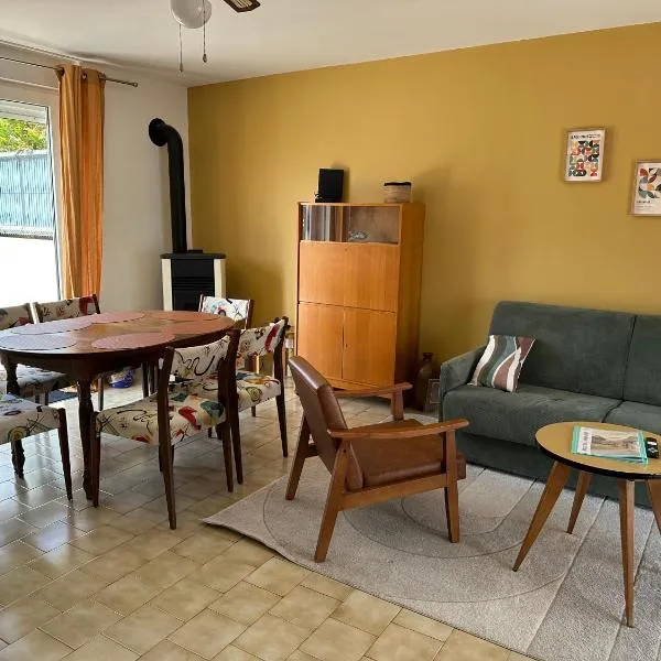 Maison Seventies climatisée, parking privé, hotel v destinaci Chablis