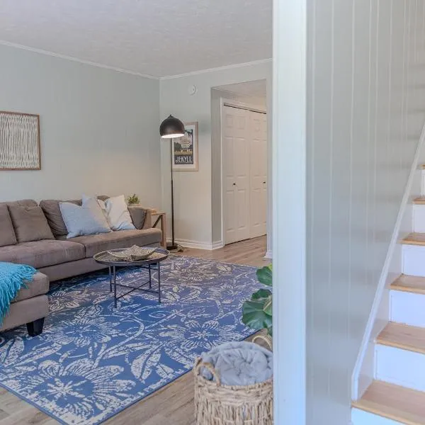 Coastal Cottage 1/2 mile from Covington Square, hotel v destinaci Covington