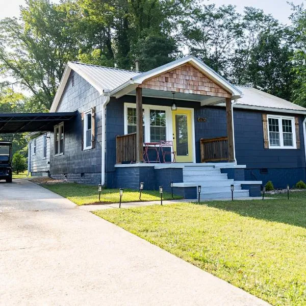 Blue Bungalow w/ Free Golf Cart 1/2 mi from Square, ξενοδοχείο σε Covington
