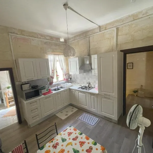 Room for 3 in Hamrun- ideal for students, family or vacation, hôtel à Tad-Duluri