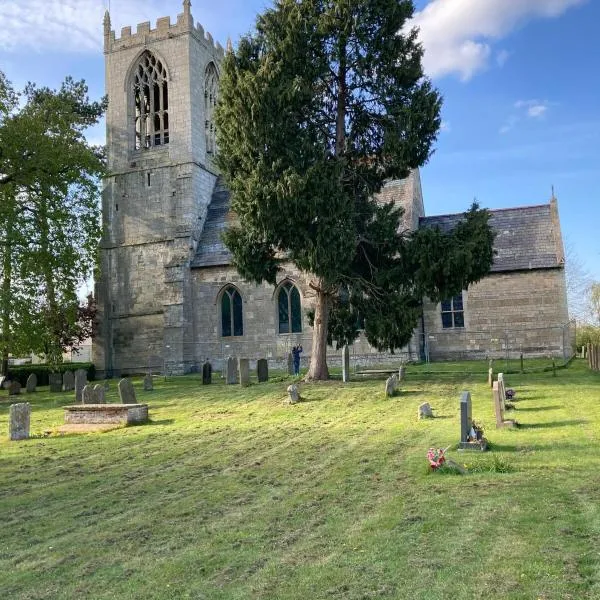 Tiny home in Grade 1 listed church garden, hotel v destinaci Dunham