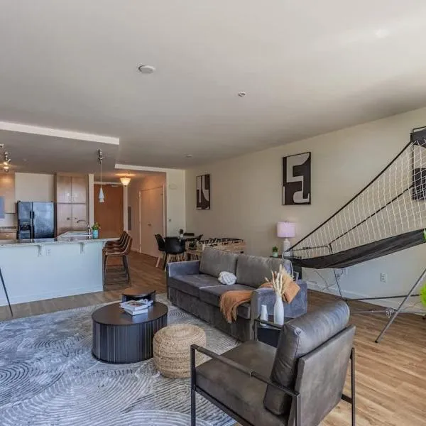 Luxury 1BR DT HighRise, Pool, Gym, Parking, W-D, Golf, hotel in Phoenix