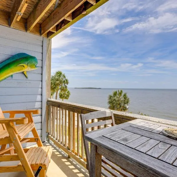 Beach and Pool Access at Condo on Cedar Key!, hotel v destinaci Cedar Key