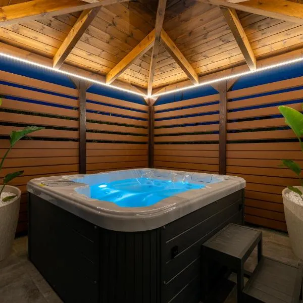 Villa Giota Luxury Living with Private Jacuzzi and Free Car, hotel en Theologos