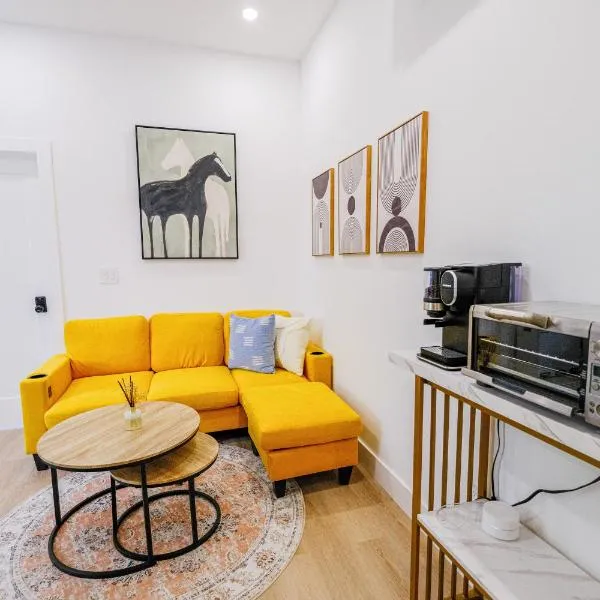 Adorable Modern Master Bedroom near Colleges and K-town, hotel in Toronto