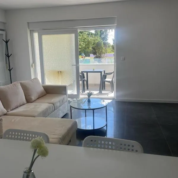 Inviting and bright 90 m2 residence with 4 balconies, hotel in Biograd na Moru