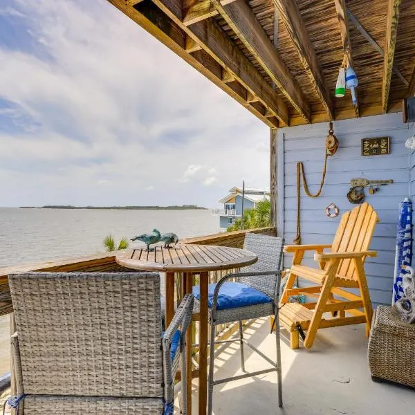Walkable Beachfront Retreat on Cedar Key!, hotel v destinaci Cedar Key