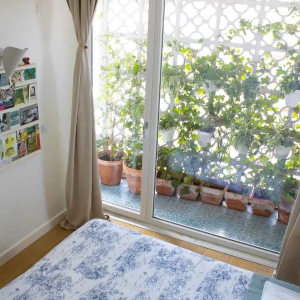 Votre chambre avec salle de bain privée et balcon végétal à Lisbonne Amoreiras - Your Room with private bathroom and balcony in Lisbon Amoreiras, hotel en Lisboa