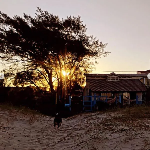Casa beiramar, vista mar e pinheiros, pé na areia!, hotel v destinaci Xangri-lá