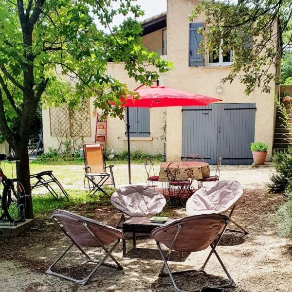 Les Marronniers Charmant petit appartement a La Tour d'Aigues Vaucluse, hotel em La Tour-dʼAigues