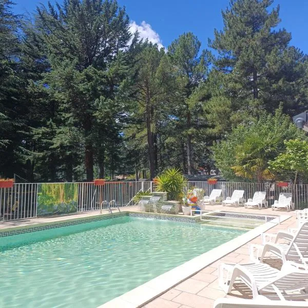 Camping la Source, hotel v destinaci Sournia